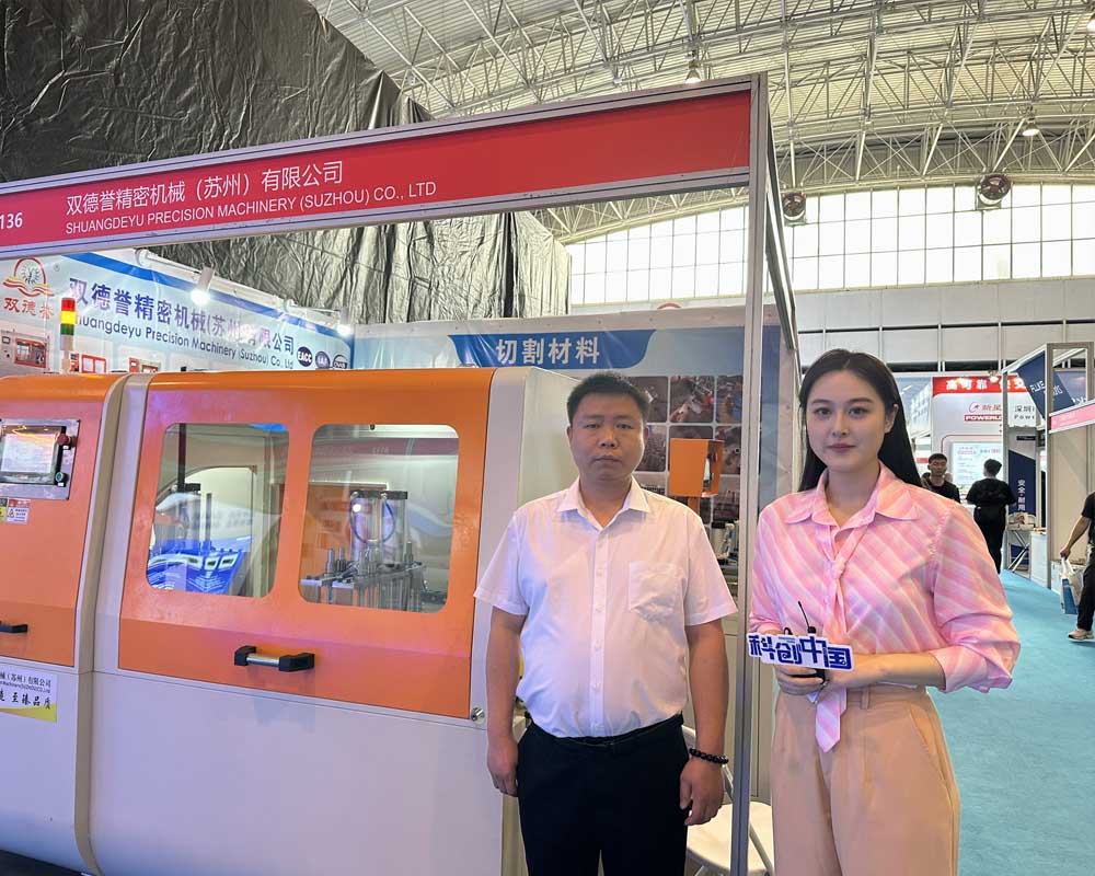 雙德譽(yù)接受記者采訪 雙德譽(yù)接受記者采訪